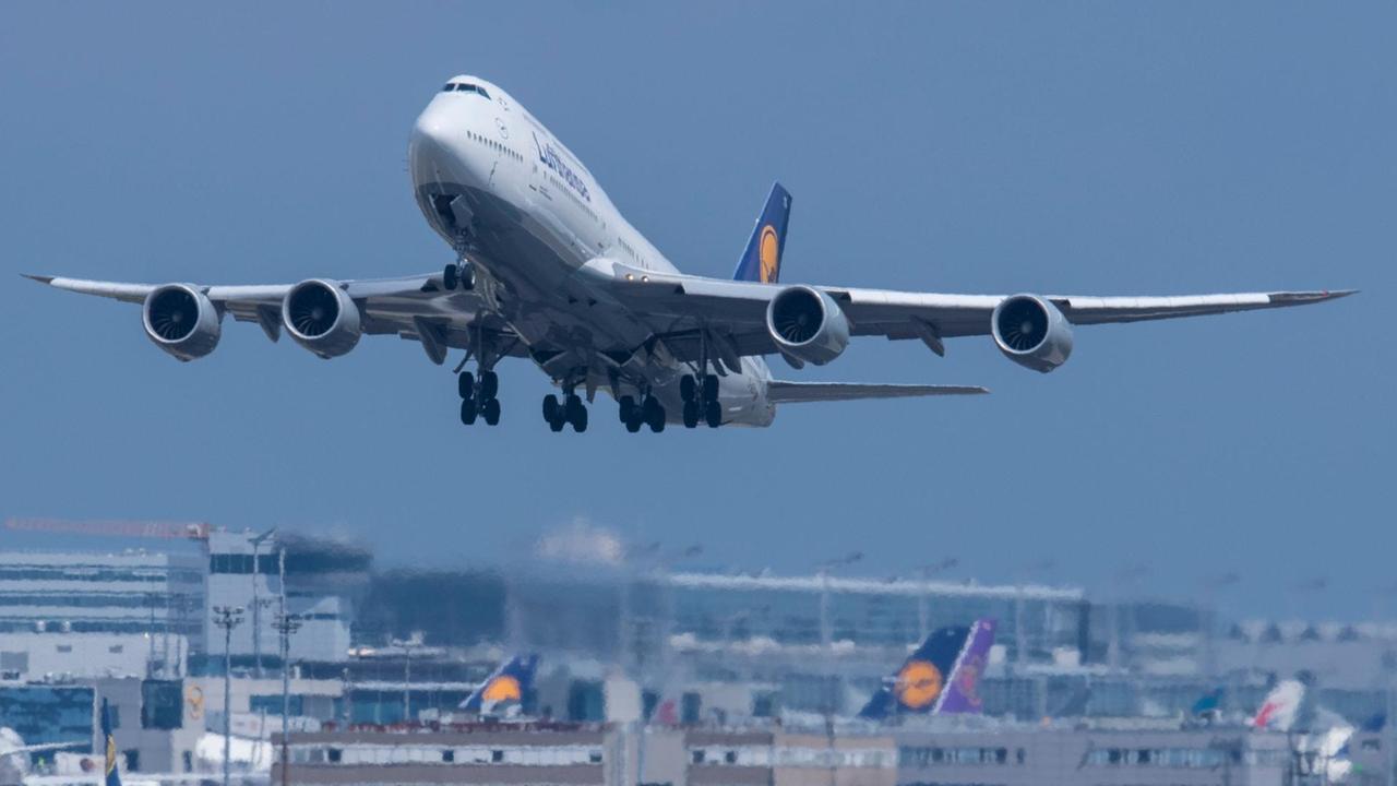 Vor einem dunklen Himmel startet eine Boeing 747 der Lufthansa vom Frankfurter Flughafen.