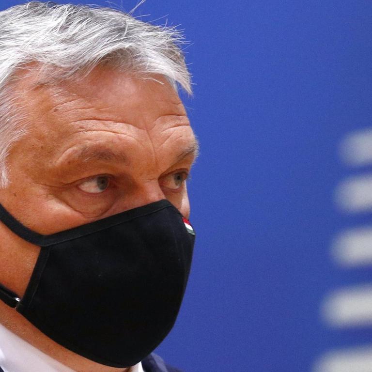 Ungarns Premierminister Viktor Orban mit einer schwarzen Corona-Maske.