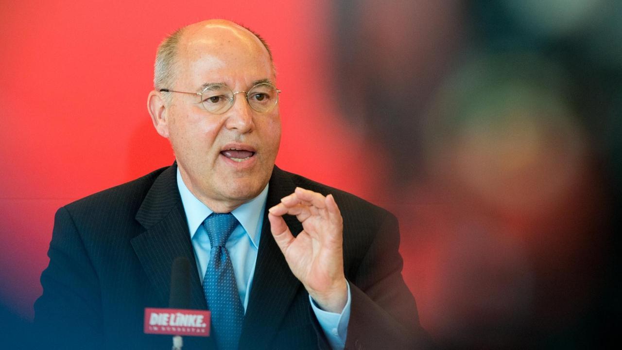 Gregor Gysi, Fraktionsvorsitzender der Partei Die Linke, spricht am 05.05.2015 während einer Fraktionssitzung in Berlin.