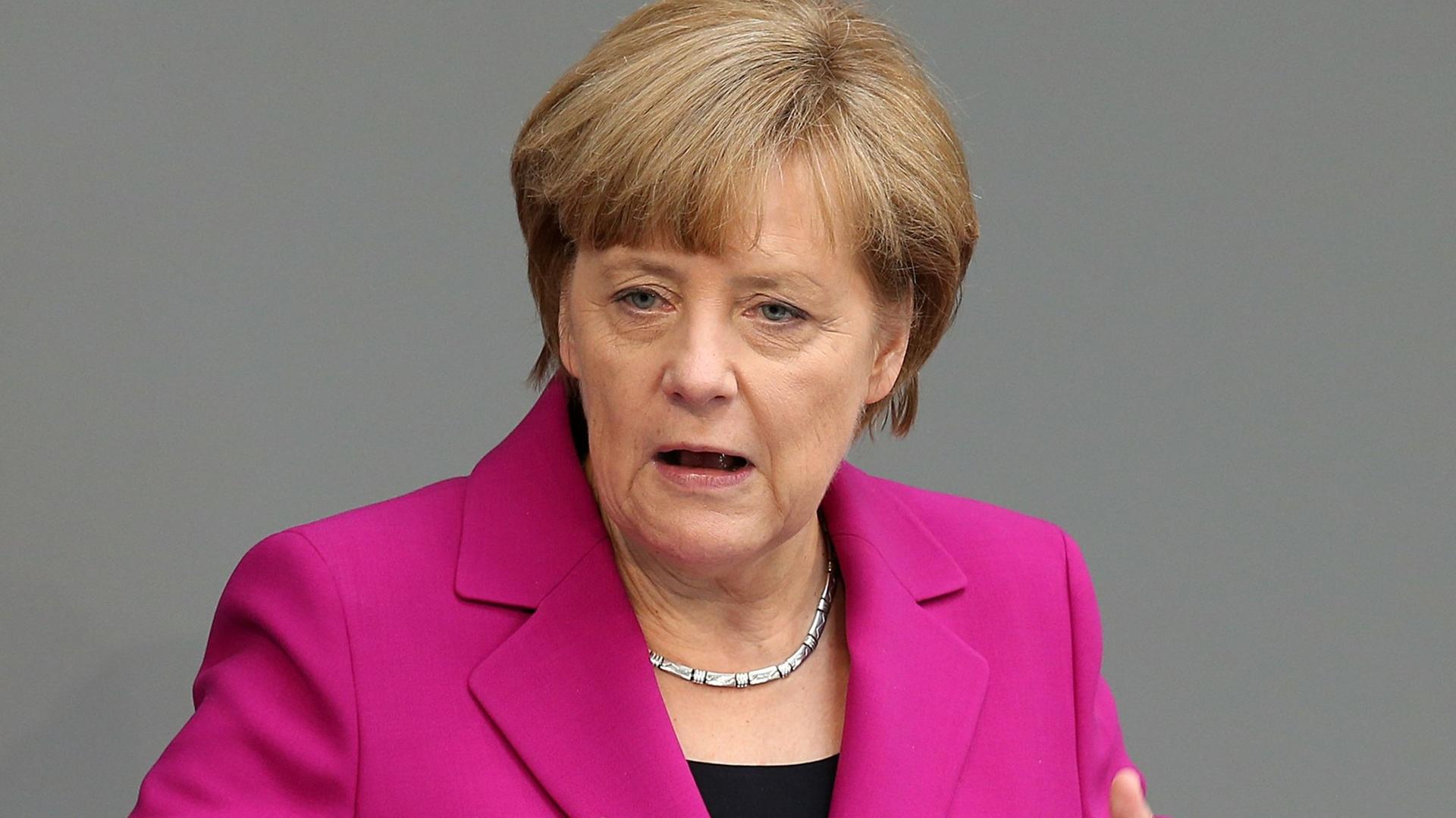 Bundeskanzlerin Angela Merkel (CDU) gibt im Bundestag eine Regierungserklärung zu dem bevorstehenden G-7-Gipfel in Brüssel ab.