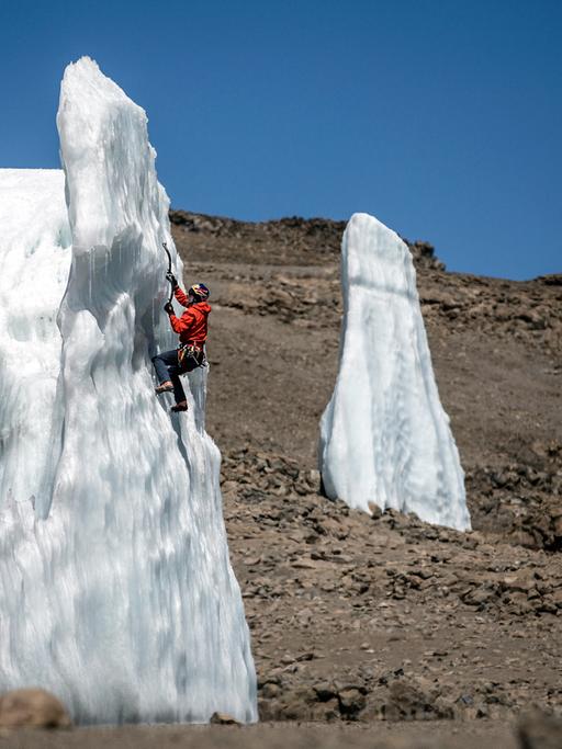 Der Extrem-Bergsteiger Will Gadd klettert ein Eiswand am Kilimandscharo empor.