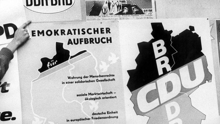 Plakate der Parteien zur Volkskammerwahl 1990: Zumindest hier war der "Demokratische Aufbruch" der Bürgerrechtler noch auf Augenhöhe mit Helmut Kohls CDU.
