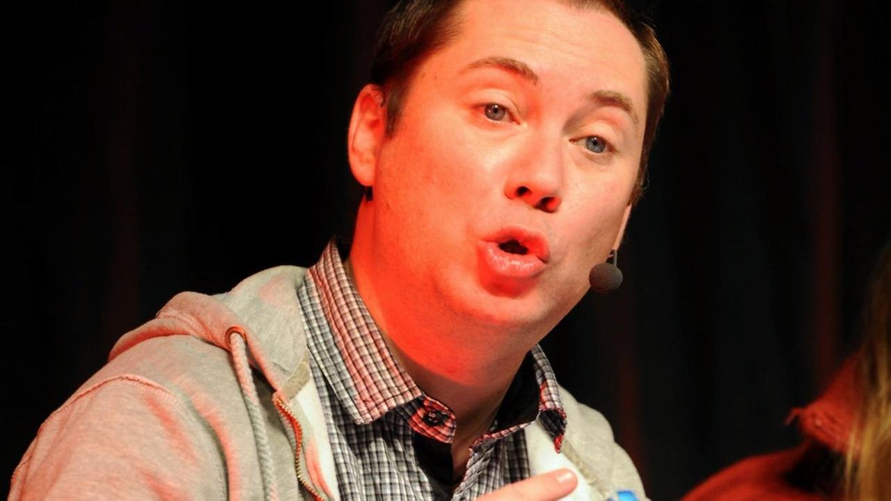 Der Schauspieler Sascha Korf am Mikrofon. Der Schauspieler Sascha Korf am Mikrofon.