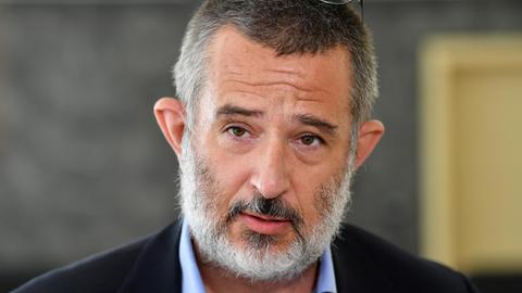 Stephan Kramer, Verfassungsschutzpräsident von Thüringen, spricht mit Journalisten nach der Entscheidung des Verwaltungsgerichts Weimar. Der Thüringer Verfassungsschutz hätte die Einstufung des AfD-Landesverbandes mit dem Vorsitzenden B.Höcke als Prüffall nicht öffentlich machen dürfen. Ein entsprechendes Urteil verkündete das Verwaltungsgericht Weimar.