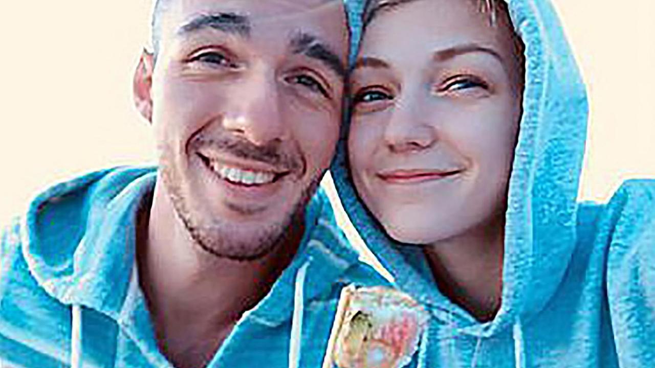 Ein Mann und eine Frau gucken in eine Kamera: Gabby Petito und ihr Freund Brian Laundrie. 
