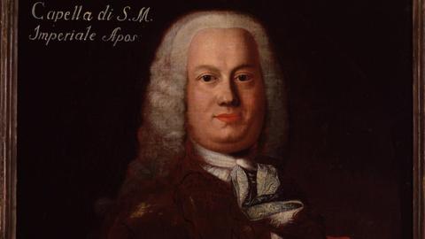 Portrait in Öl des Komponisten: Er trägt eine weiße Perücke bis über die Schultern und schaut aus dem Bild heraus.
