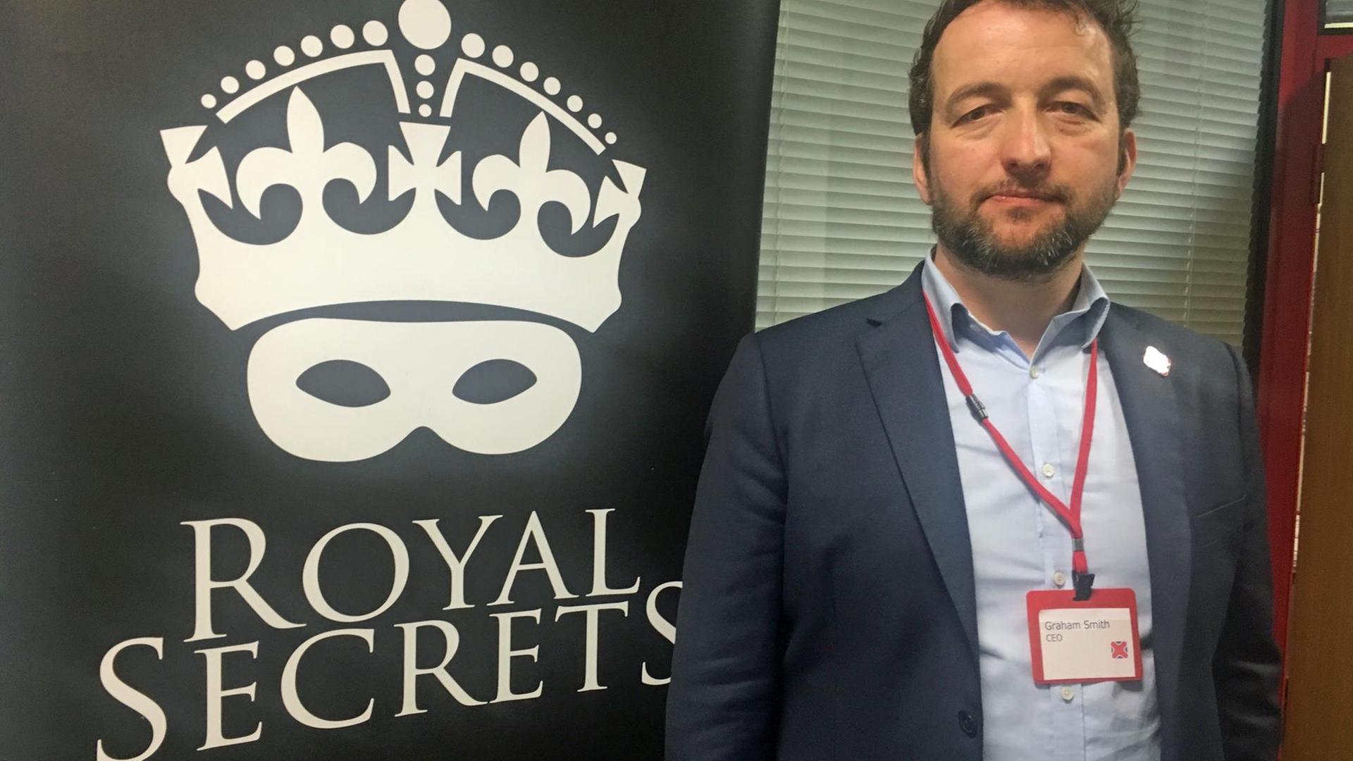 Graham Smith, Leiter der Organisation "Republic", vor einem Werbeplakat für ein Buch mit der Aufschrift "Royal Secrets" - "Königliche Geheimnisse"