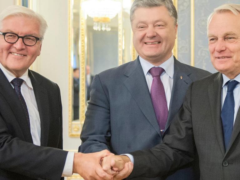 Bundesaußenminister Frank-Walter Steinmeier (SPD, l) und sein französcher Amtskollege Jean-Marc Ayrault (r) in Kiew mit dem ukrainischen Präsidenten Petro Poroschenko.