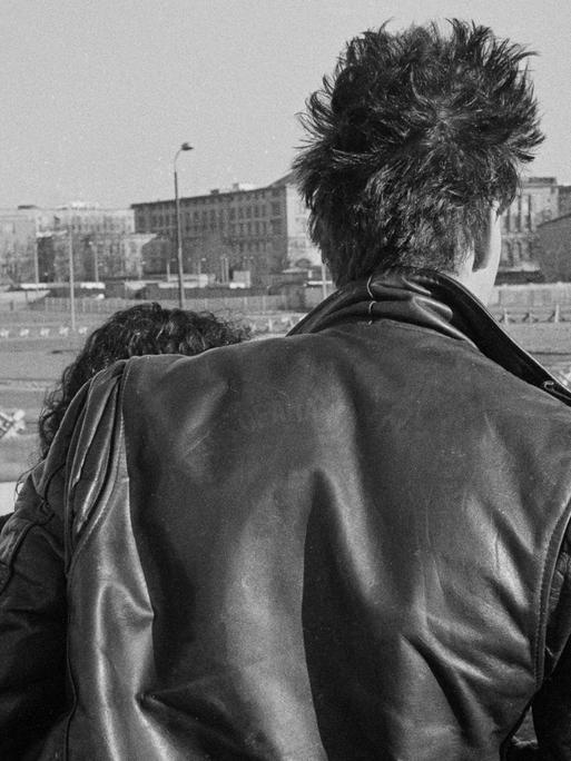 Besucher auf der Aussichtsplattform am Potsdamer Platz blicken im Jahr 1982 über die Berliner Mauer nach Ostberlin.