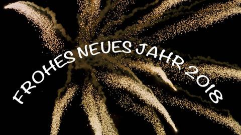 Ein Silvester-Feuerwerk mit der Schrift "Frohes neues Jahr 2018"