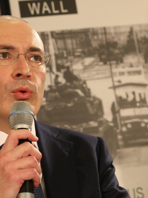 Michail Chodorkowski spricht am 22.12.2013 bei einer Pressekonferenz im "Mauermuseum am Checkpoint Charlie" in Berlin.