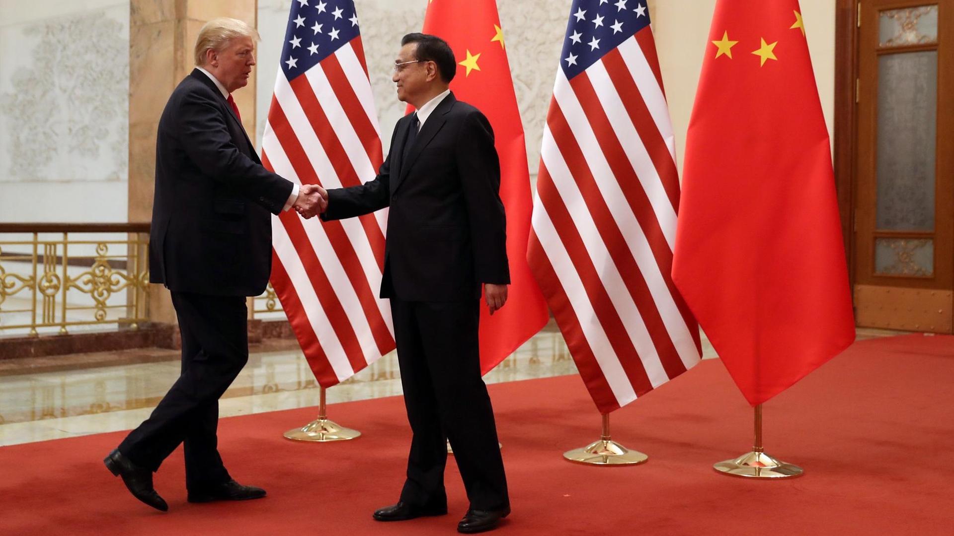 Der chinesische Präsidenten Xi Jinping (r) empfängt am 09.11.2017 in der Großen Halle des Volkes in Peking den US-Präsidenten Donald Trump.