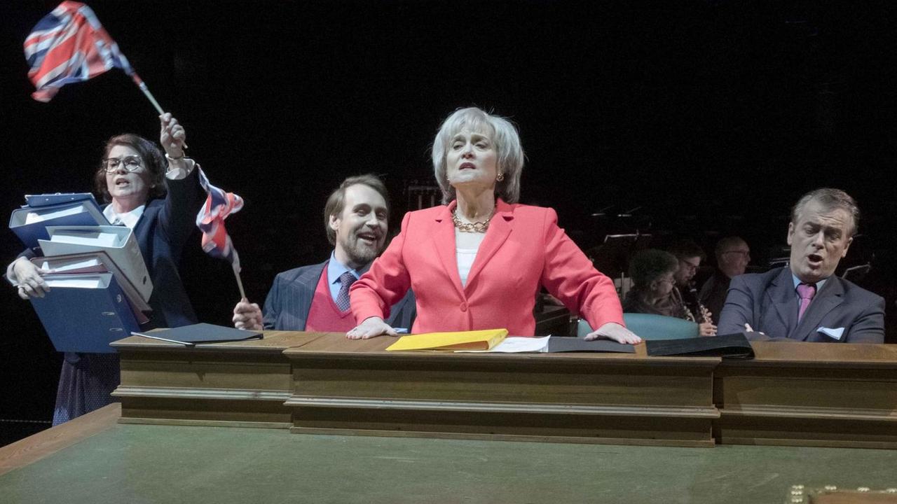 ////////////////////////////////////////////////////////// Let’s Stop Brexit - Keep Calm and Drink Tea (Uraufführung) Heiter-satirische Musikrevue von Ulrich Proschka Musik: Arthur Sullivan; Text: Ulrich Proschka Musikalisches Arrangement: Martin Brenne Theresa May, britische Premierministerin / Ms. Cripps, Bedienung im Pub The Hot PlotDebra Hays (3) Mabel Stanley, Assistentin von Theresa May Gabriela Kuhn (1) Henry Crowfield, MP, Abgeordneter des Unterhauses Markus Heinrich (4) Matthew Plainbrooke, MP, Abgeordneter des Unterhauses Matthias Wippich (2) Statisterie Mitglieder der Niederrheinischen Sinfoniker Musikalische Leitung Yorgos Ziavras Inszenierung Ulrich Proschka Bühnenbild und Kostüme Christine Knoll Dramaturgie Andreas Wendholz