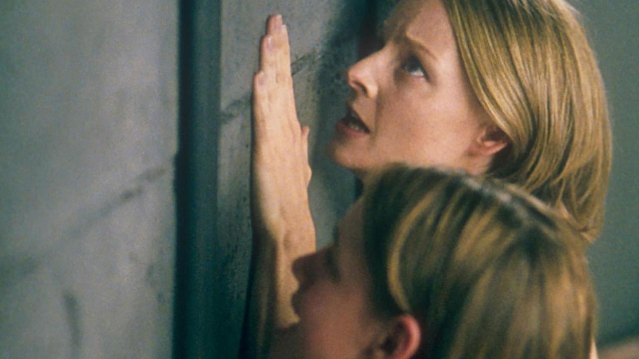 Filmstill aus "Panic Room" von David Fincher mit der Schauspilerin Jodie Foster als Meg Altmann und Kristen Stewart als ihre Tochter Sarah Altmann, 2002.