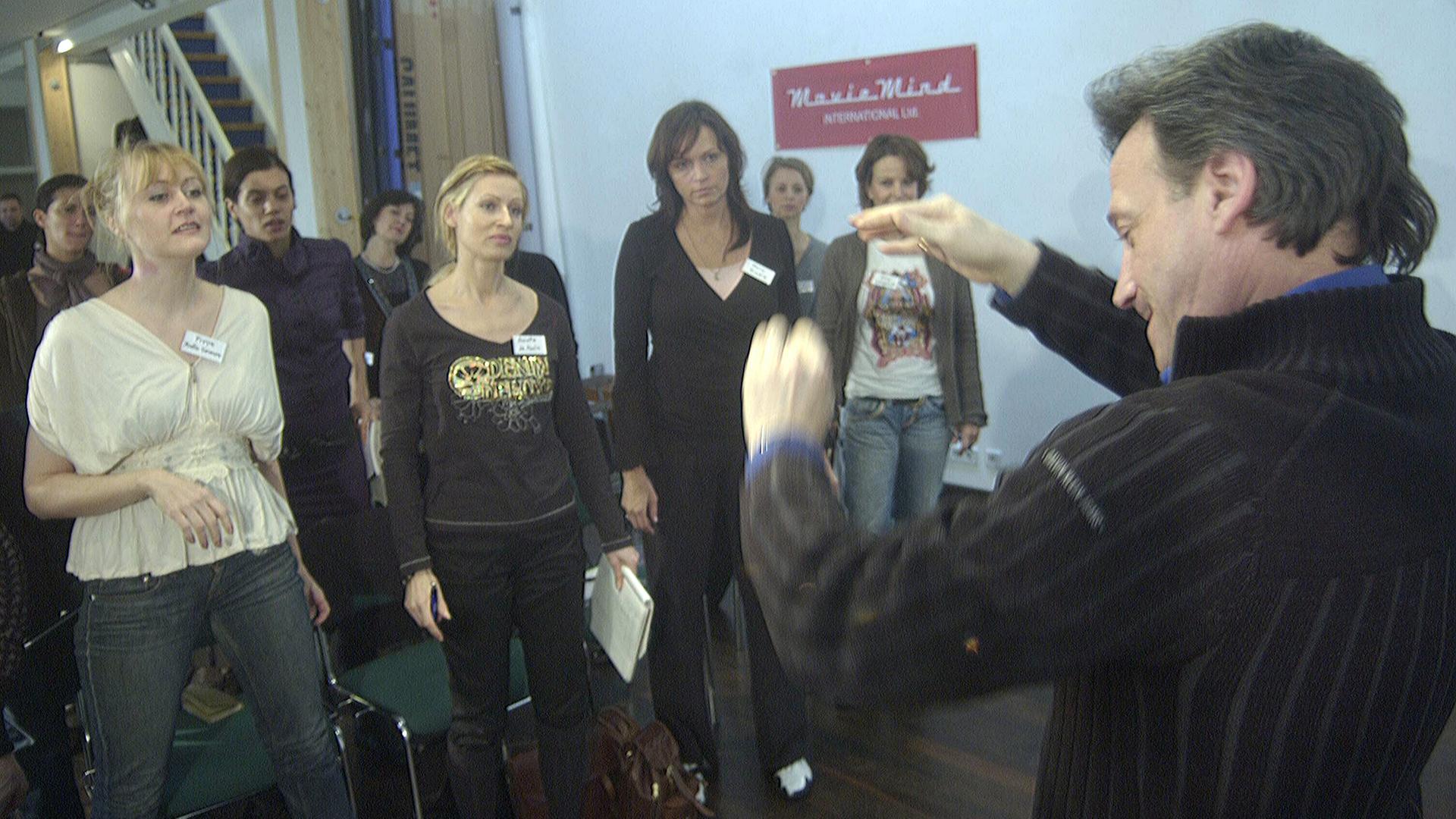 Der Schauspiel-Lehrer Bernard Hiller während eines Schauspiel-Workshops in Berlin
