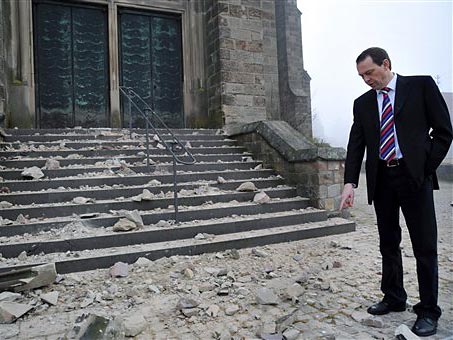 Klaus Meiser, Innenminister des Saarlandes steht auf der Treppe der St. Blasiuskirche in Saarwellingen und schaut sich die Schäden an, die durch herabfallende Steine entstanden sind.