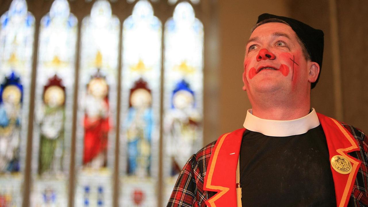 Ein Clown in einer Kirche während einer Clownsmesse