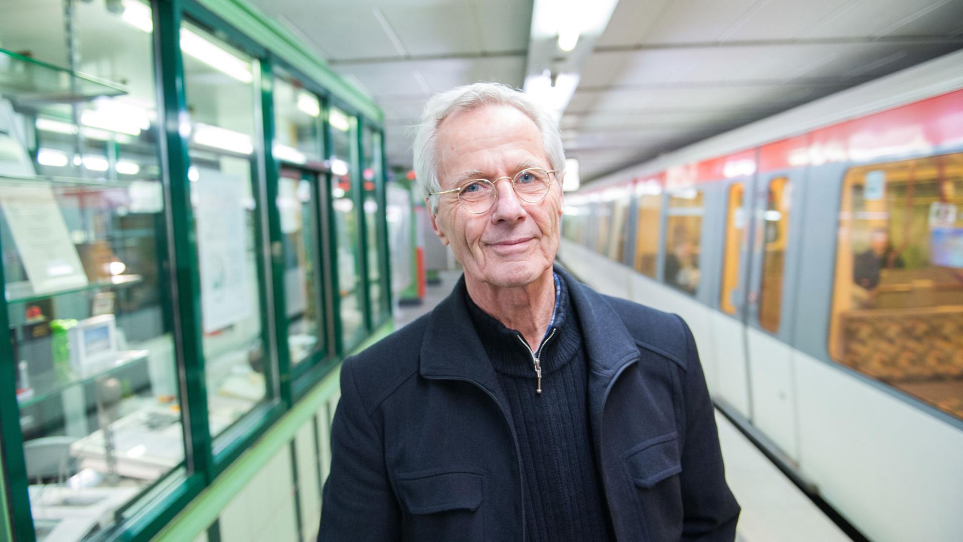 Christoph Busch im Hamburger Untergrund: Seit Monaten hört er er anderen Menschen zu