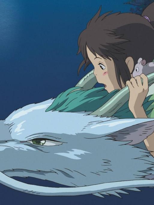 Chihiro reitet auf dem Flugdrachen Haku.