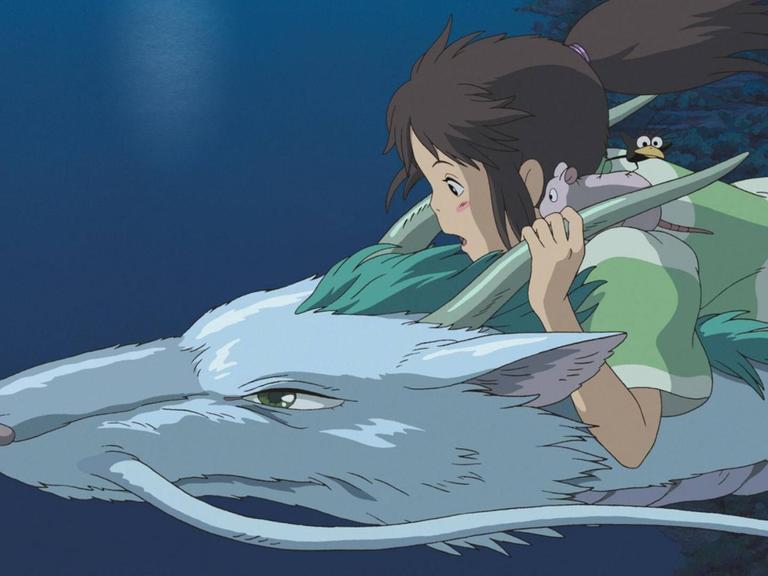 Chihiro reitet auf dem Flugdrachen Haku.
