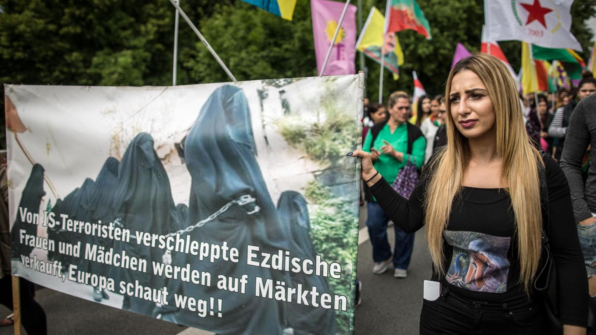 Mit einem Protestzug protestieren Demonstranten am 30.07.2016 in Bielefeld unter dem Motto "Jährlicher Gedenktag zum Völkermord an den Jesiden in Sengal". Vor zwei Jahren verübten Anhänger des Islamischen Staates IS ein Massaker an Jesiden im nordirakischen Schindschar.