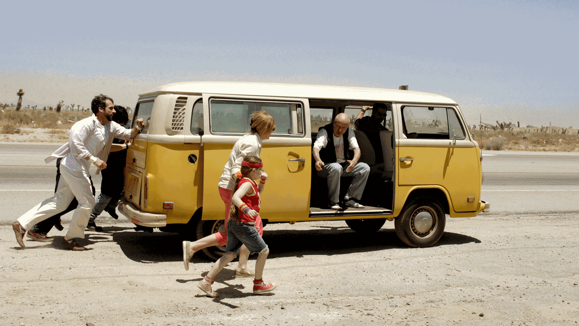Olive (Abigail Breslin - M) läuft in dem neuen Kinofilm "Little Miss Sunshine" neben dem Bus her, der von ihrer Familie angeschoben wird.