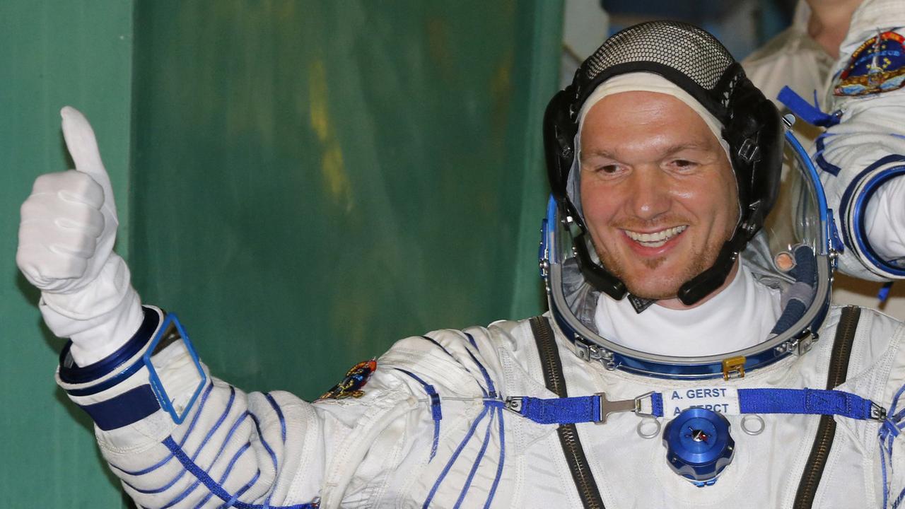 Der deutsche Astronaut Alexander Gerst winkt kurz vor seinem Abflug lachend in die Kamera.