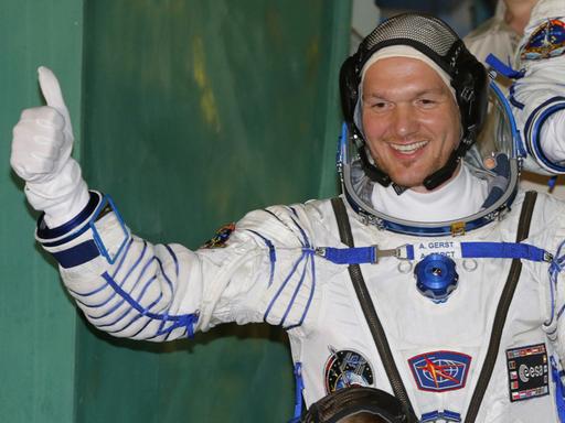 Der deutsche Astronaut Alexander Gerst winkt kurz vor seinem Abflug lachend in die Kamera.
