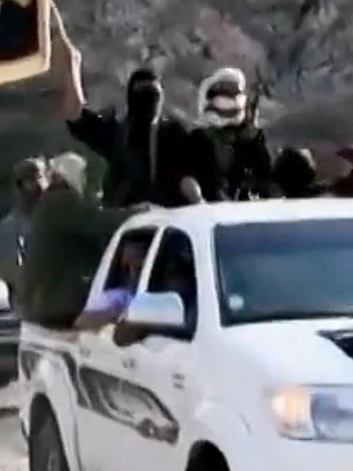 Video-Still, das vermutlich Angehörige der Terror-Organisation Al-Kaida auf der arabischen Halbinsel (Aqap) zeigt, die ein Treffen mit dem Anführer der Organisation Nasser al-Wuhayshi im Jemen erreichen.
