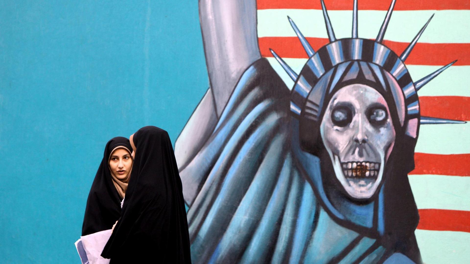 Iranian students walk past a mural outside former US embassy during a demonstration marking the 31th anniversary of US Embassy takeover in Tehran, Iran, 04 November 2010. The rally marks the 31th anniversary of the occupation of the US embassy in Tehran and the 'day of national confrontation against World Imperialism'. Iranian students occupied the embassy on 04 November 1979 after the US granted permission to the late Iranian Shah to be hospitalised in the US. Fifty-three American diplomats and guards were held hostage by students for 444 days. EPA/ABEDIN TAHERKENAREH |