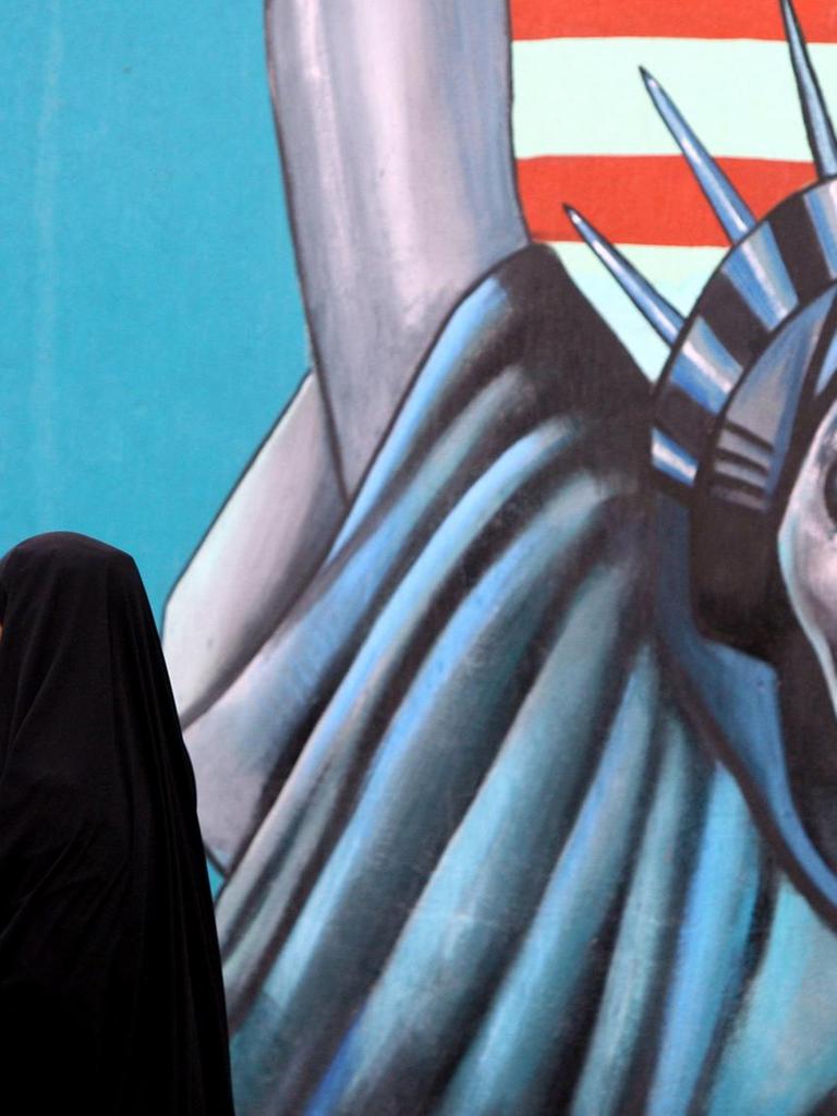 Iranian students walk past a mural outside former US embassy during a demonstration marking the 31th anniversary of US Embassy takeover in Tehran, Iran, 04 November 2010. The rally marks the 31th anniversary of the occupation of the US embassy in Tehran and the 'day of national confrontation against World Imperialism'. Iranian students occupied the embassy on 04 November 1979 after the US granted permission to the late Iranian Shah to be hospitalised in the US. Fifty-three American diplomats and guards were held hostage by students for 444 days. EPA/ABEDIN TAHERKENAREH |
