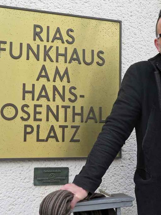 Marcus Meyn, Sänger der Band Camouflage, vor dem RIAS-Funkhaus des Deutschlandradio Kultur.