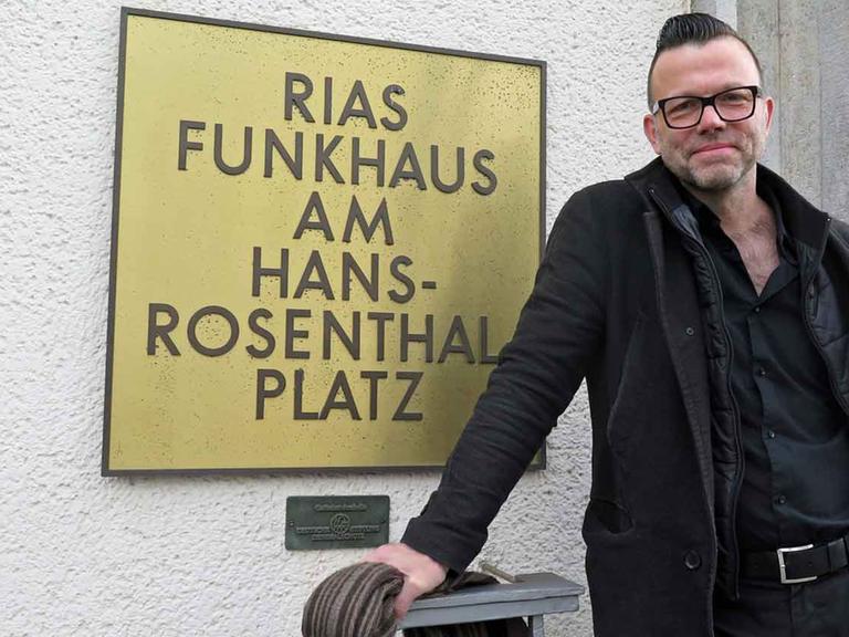 Marcus Meyn, Sänger der Band Camouflage, vor dem RIAS-Funkhaus des Deutschlandradio Kultur.