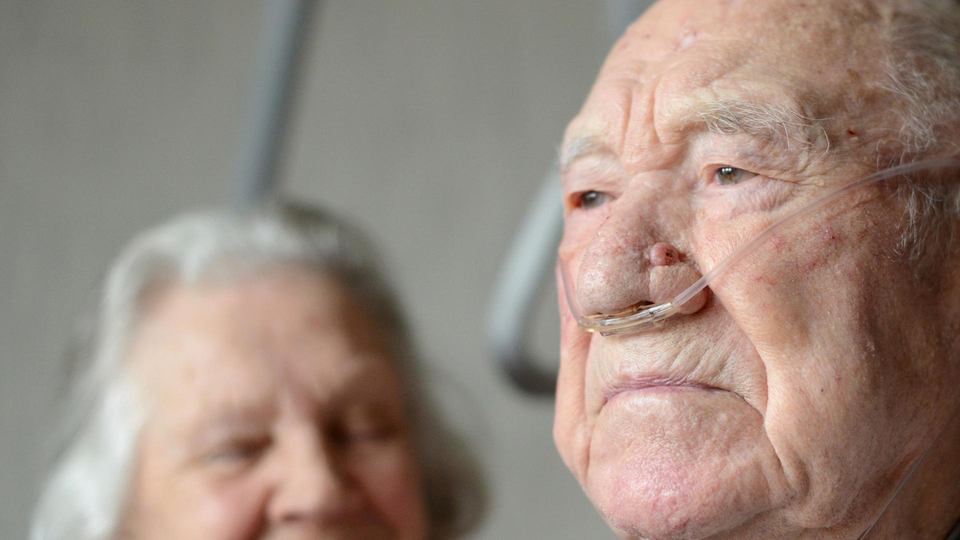 Richard und Helene Matiburski sitzen am 15.03.2013 in Essen (Nordrhein-Westfalen) in ihrer Wohnung. Der 104-Jährige leidet unter Atemnot und trägt einen Sauerstoffschlauch.