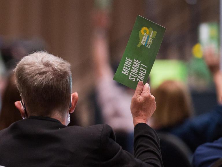 Delegierte stimmen beim Landesparteitag von Bündnis 90/Die Grünen an der Saar ab.