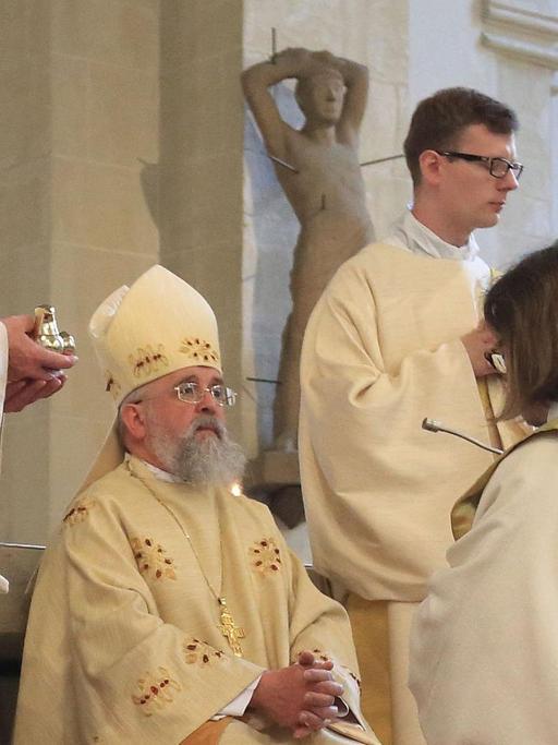 David Seibel (r) kniet bei seiner Priesterweihe in Magdeburg 2015. Es war die erste Weihe des Bistums in vier Jahren. Nachwuchs ist nicht in Sicht.