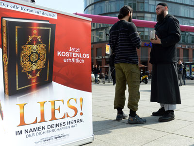 Islamisten verteilen Koran-Exemplare in Berlin.