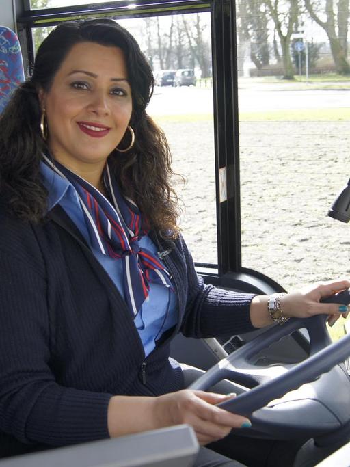 Die Iranerin Leila Khorsand macht in Lübeck eine Ausbildung zur Busfahrerin und erfüllt sich damit ihren Kindheitstraum