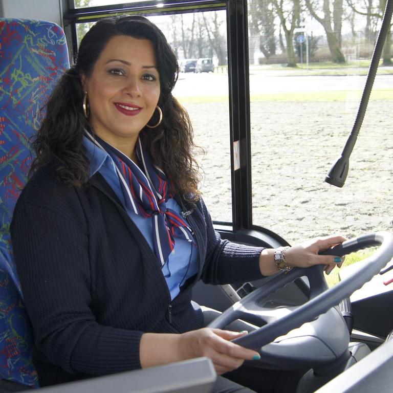 Die Iranerin Leila Khorsand hinter dem Steuer ihres Linienbuses in Lübeck