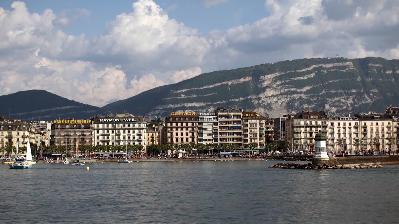 Das Panorama der Stadt Genf, aufgenommen am Sonntag (27.05.2012) von einem Boot aus auf dem Genfer See. 