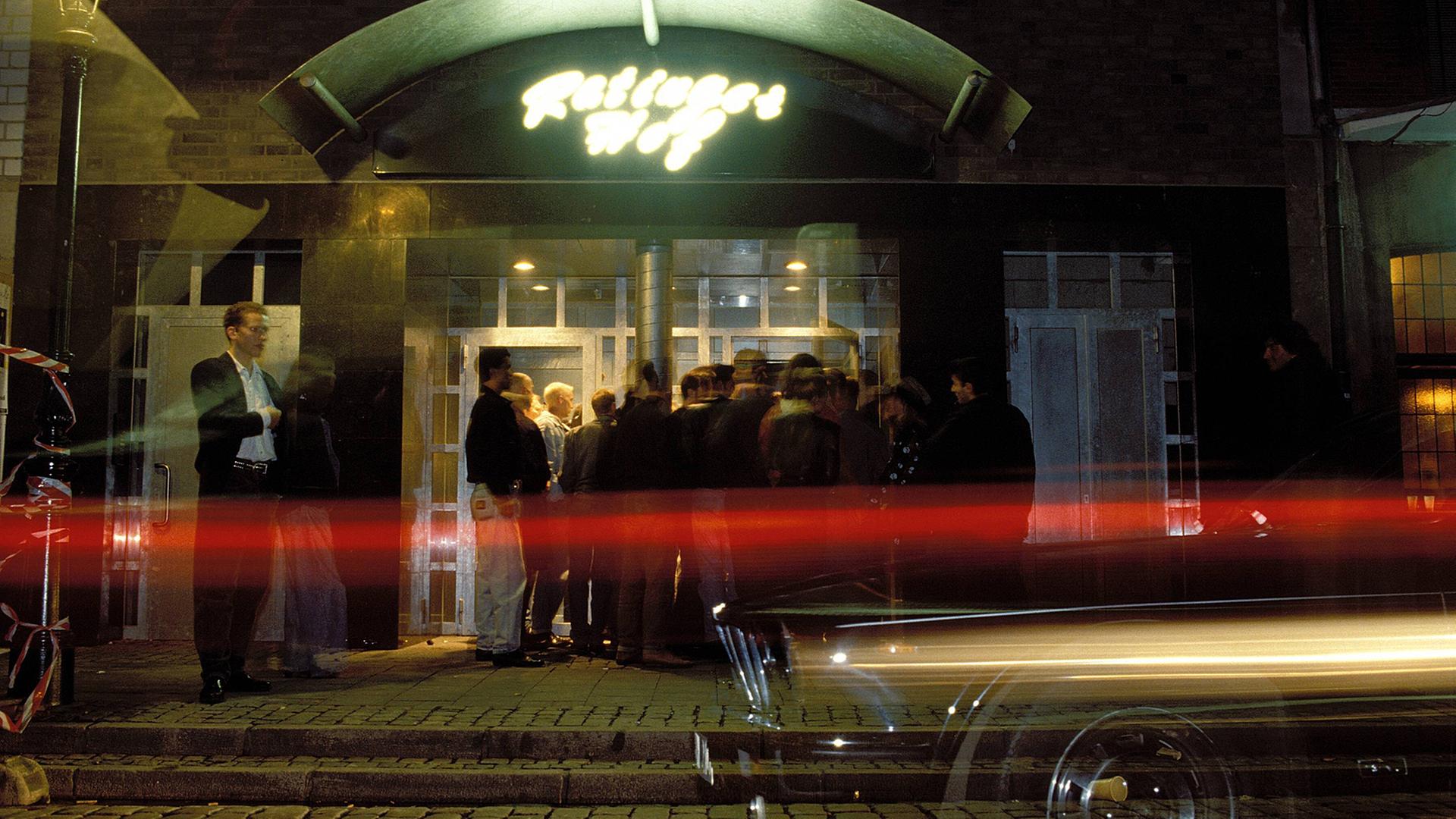 Einst legendär: Der Ratinger Hof in Düsseldorf, Treffpunkt der deutschen Punk-Szene, auf einer Aufnahme von 1990.