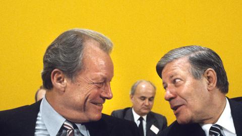 Willy Brandt (l) und Bundeskanzler Helmut Schmidt (r) im Gespräch auf dem SPD-Parteitag in Berlin 1979