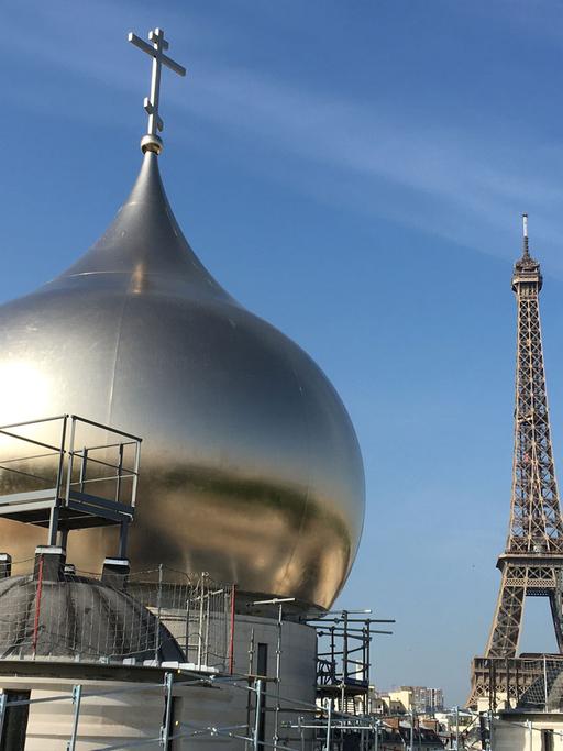 Die Kuppeln der neuen orthodoxen Kathedrale am Seine-Ufer - im Hintergrund ist der Eiffelturm zu sehen.