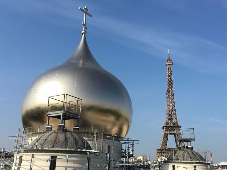 Die Kuppeln der neuen orthodoxen Kathedrale am Seine-Ufer - im Hintergrund ist der Eiffelturm zu sehen.