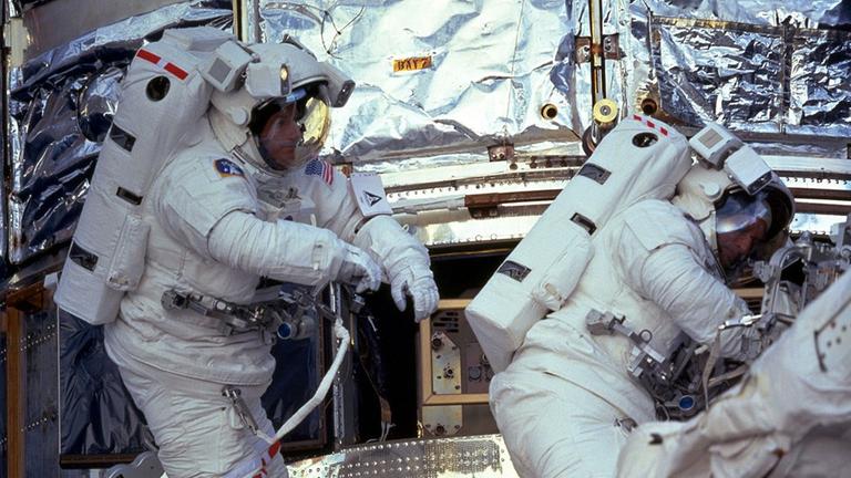 Claude Nicollier und sein amerikanischer Kollege Michael Foale (links) vor 20 Jahren beim gemeinsamen Außenbordmanöver am Hubble-Weltraum-Teleskop