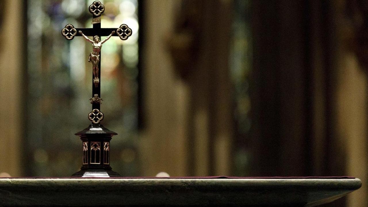 Ein Krizifix am Altar im Kölner Dom. Ein Krizifix am Altar im Kölner Dom.