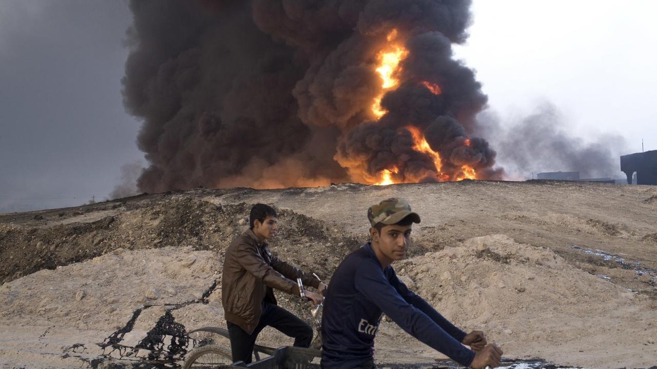 Brennendes Ölfeld in in Qayaraim Irak.