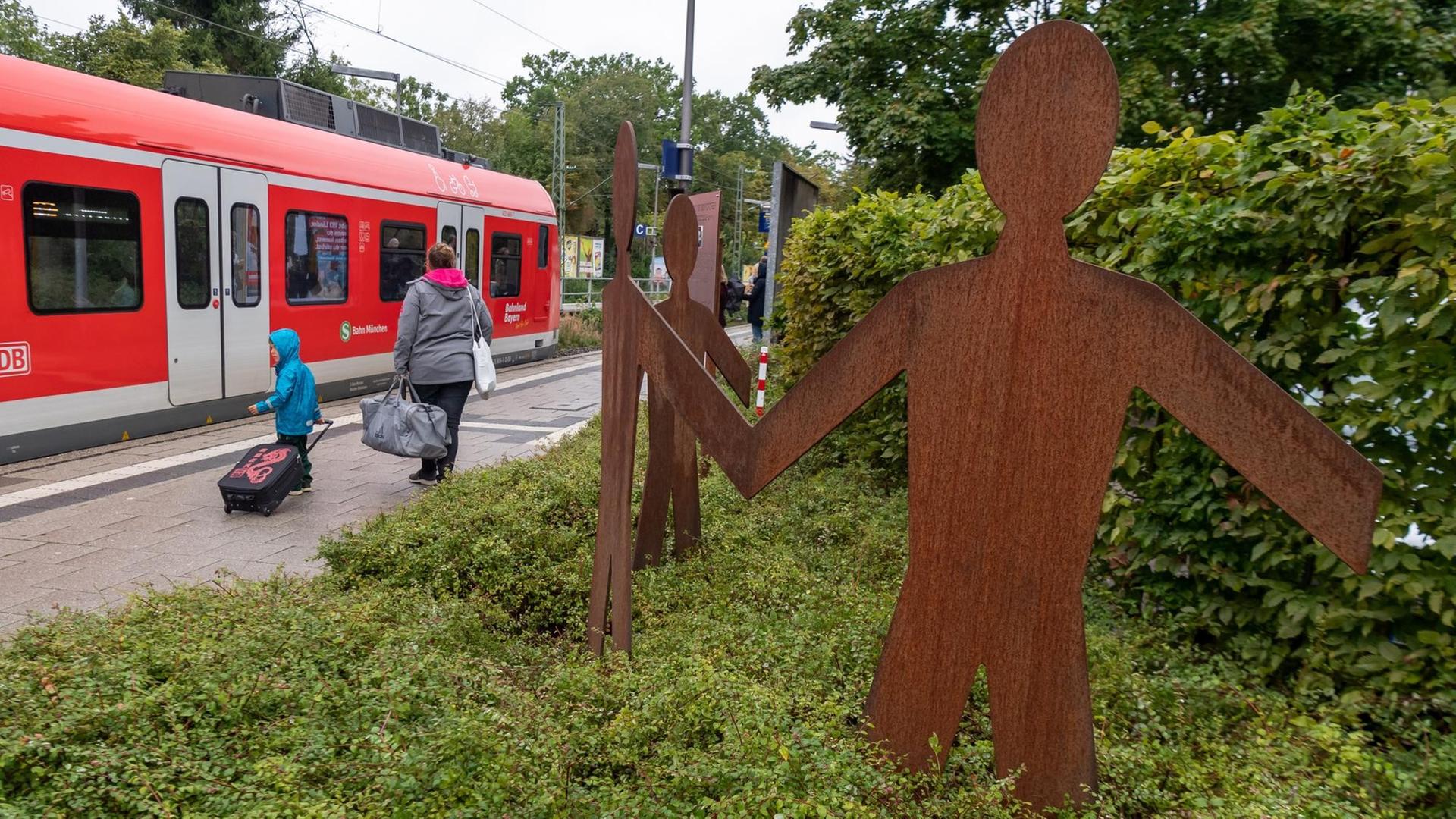 Ein Denkmal für Dominik Brunner steht auf dem Bahnsteig der S-Bahnstation Solln. Brunner hatte am 12. September 2009 an der Stelle Jugendliche vor einem Angriff beschützen wollen und war daraufhin zu Tode geprügelt worden.