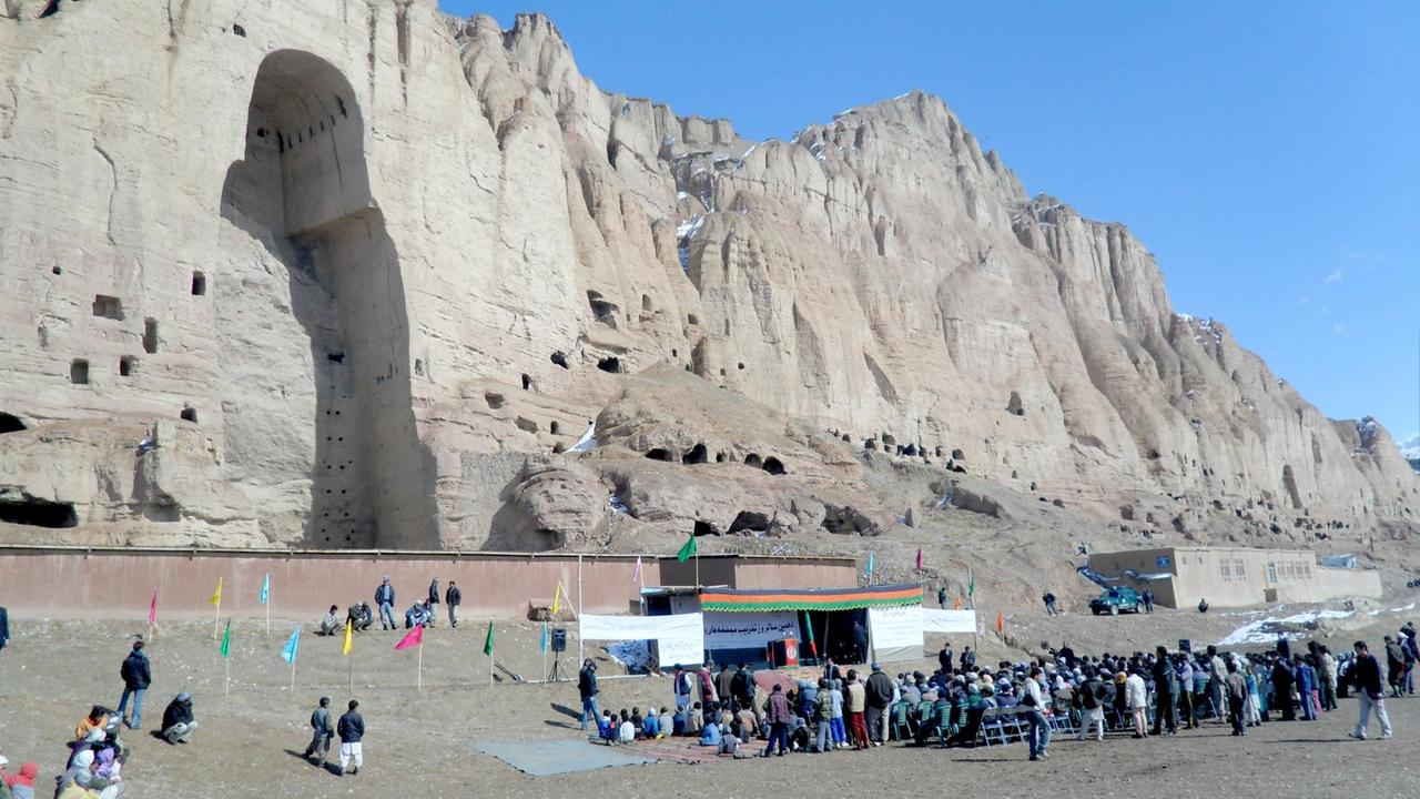 Die leere Felsennische der zerstörten Buddha-Statue im afghanischen Bamian 
