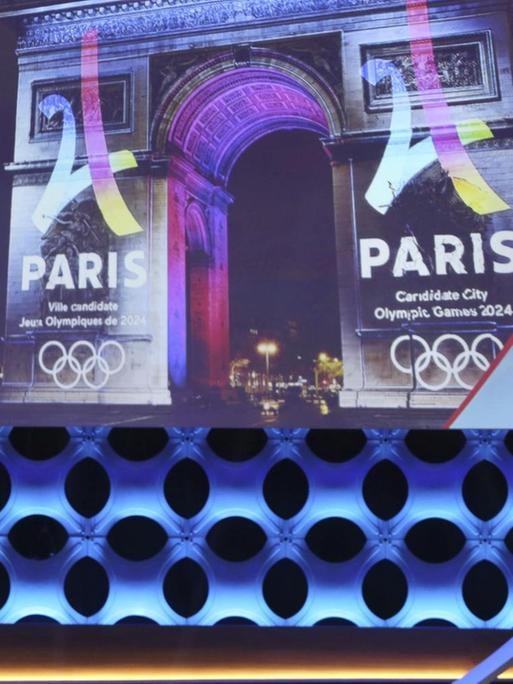 Das Bild zeigt im Hintergrund den Triumphbogen in Paris. Vorne redet der Vorsitzende des französischen Nationalen Olympischen Komitees (CNOSF), Denis Masseglia am 13.09.2017 auf der IOC-Vollversammlung in Lima (Peru).